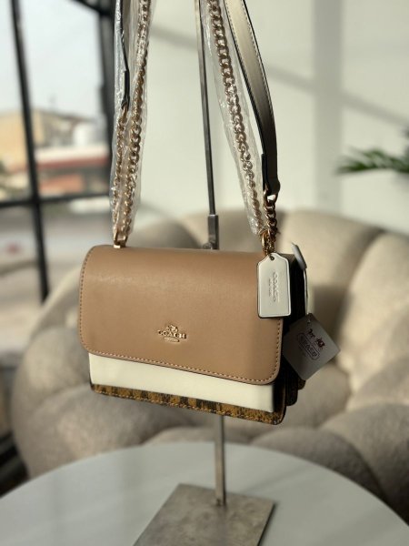 حقيبه كوتش لون بيج وابيض